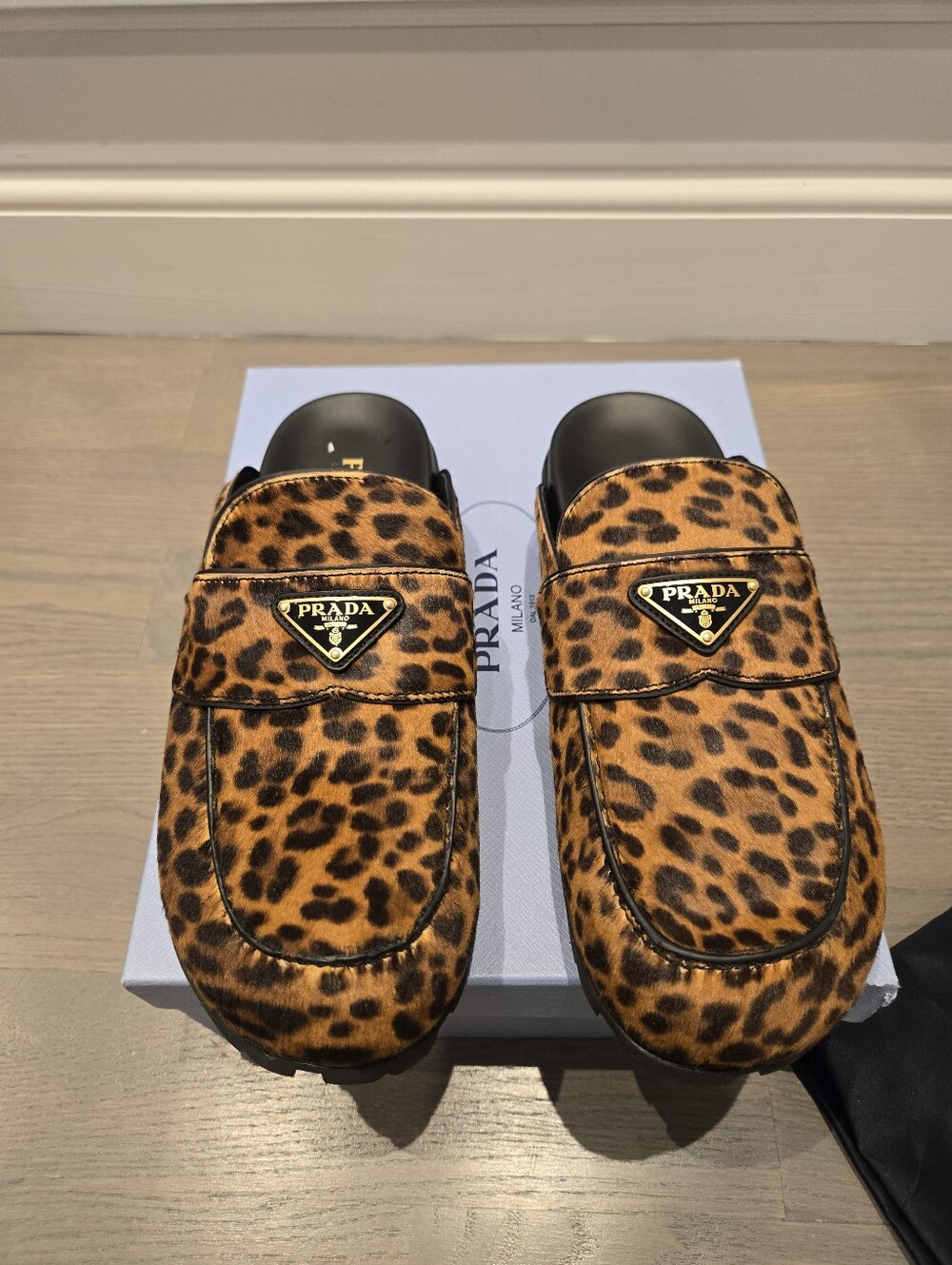 $1,320 Prada Leopard Pony Fur Fussbett Gold Logo Mule Flat EU 41 US 11 BNIB - Picture 2 of 8